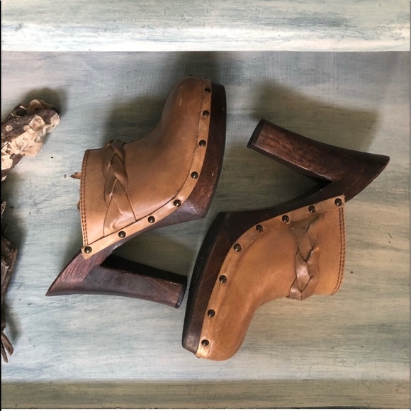 TriBeCa by Kenneth Cole Leather & Wood Clogs - Picture 2 of 5